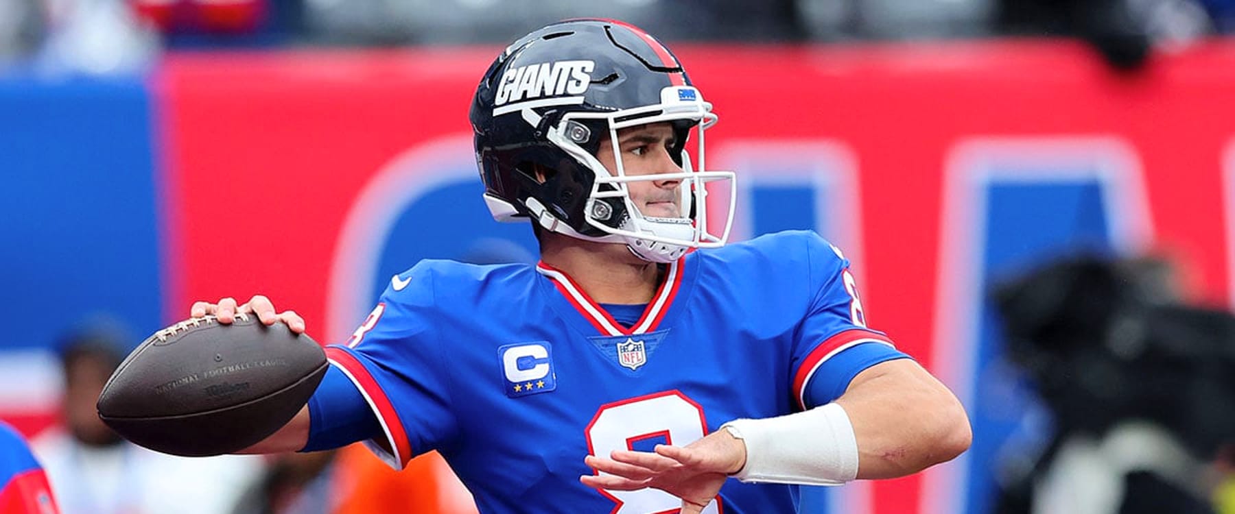 Daniel Jones or Geno Smith:  A Simple Guide to Choosing Your Starting Quarterback Now